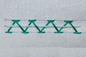 Punto Crevron Entrelazado (Threaded Chevron Stitch)