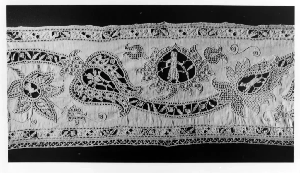 Borde con Técnica de Cutwork y encaje de aguja.